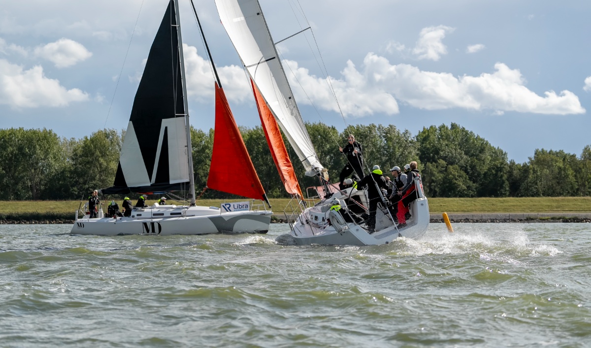 Boten in wedstrijd bij markeerboei